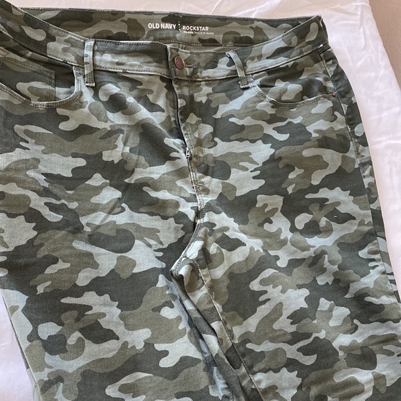 NWOT Old Navy, rockstar, green camouflage jean. Mid rise. Size 16. - Picture 2 of 9